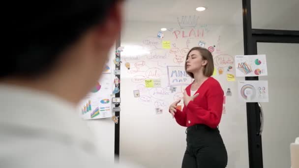 Εξειδικευμένη Νεαρή Όμορφη Επιχειρηματίας Παρουσιάζει Την Ιδέα Του Μάρκετινγκ Αυτοπεποίθηση — Αρχείο Βίντεο