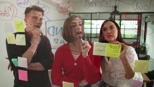 Genç Yaratıcı Şirket Kurma Ekibi Fikir Üretme Sorunları Renkli Yapışkan — Stok video
