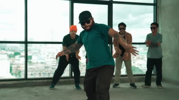 Hipster Profissional Executar Passo Dança Conjunto Com Diversos Amigos Multiculturais — Vídeo de Stock