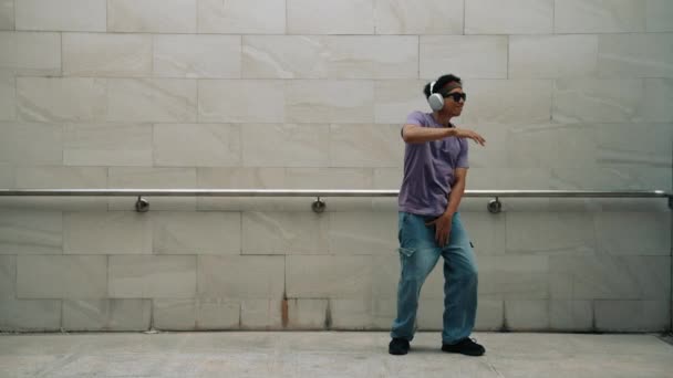Guapo Hipster Escuchar Música Mientras Mueve Bailar Música Sala Baile — Vídeo de stock