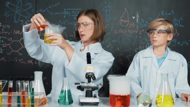 Professeur Caucasien Intelligent Mélangeant Liquide Chimique Dans Laboratoire Science Instructeur — Video