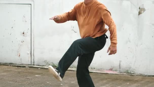 Spanyol Adam Kollarını Uzattı Duvarın Önünde Break Dans Yaptı Hip — Stok video