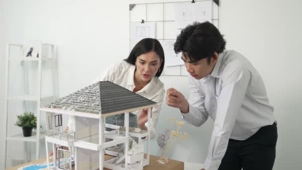 Professionele Coöperatieve Kaukasische Architect Ingenieur Team Inspecteren Huis Model Zorgvuldig — Stockvideo