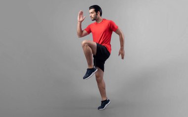 Vücut uzunluğunun tamamı atletik ve sportif genç erkek fitness 'in izole edilmiş arka planda kardiyo egzersizi duruşunu gösteriyor. Sağlıklı aktif ve vücut bakımı yaşam tarzı.