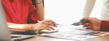 Yaratıcı iç mimar malzemelerin renkleri hakkında beyin fırtınası yapıyor. Mimar tasarımcı grubu renk örneklerini kullanarak renkleri dikkatlice seçer. Yaratıcı tasarım ve takım çalışması konsepti. Değiştirilmiş.