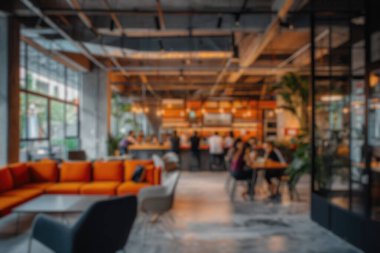 İnsanlarla ve kapalı alan bitkileriyle dolu canlı ve modern bir çalışma alanının odaklanmış görüntüsü. Saygıdeğer.