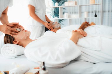 Kaplıca salonunun sakin atmosferi, birkaç müşteri lüks salatalık yüz maskesi takarak kendini yenilemeye çalışıyor. Yüz bakımı tedavisi ve güzellik konsepti. Sessiz.