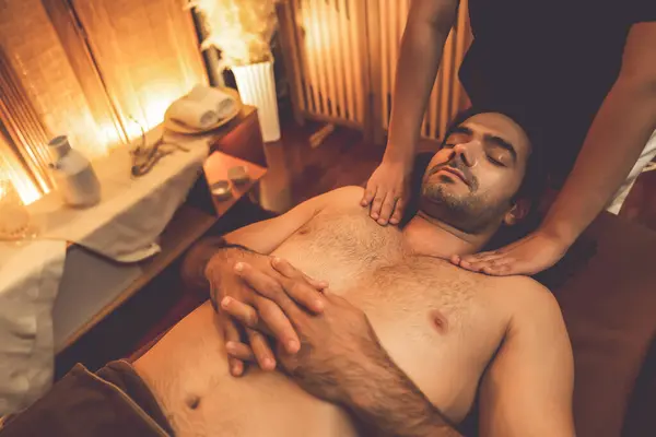 Kaukasische Man Klant Genieten Van Ontspannende Stress Spa Massage Verwennerij — Stockfoto