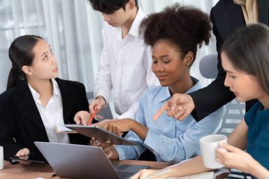 Mutlu iş adamları birlikte çalışır, şirket ofisinde tartışırlar. Profesyonel ve çeşitlilik takım çalışması iş planını bilgisayarda tartışır. Modern çok kültürlü ofis çalışanı. Uyum