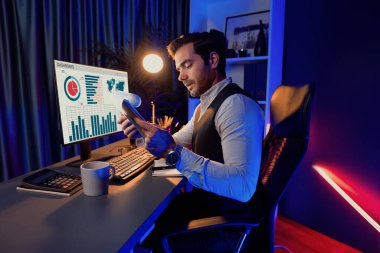 Ciddi derecede zeki bir işadamı, satış kanalı disiplinlerini analiz eden dosya raporu sunar. Neon karanlık ışık odasındaki bilgisayar ekranındaki hedef müşteri grafiğini karşılaştırır. Tahmin et..