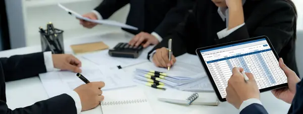Corporate Accountant Team Maken Gebruik Van Boekhoudsoftware Tablet Berekenen Maximaliseren — Stockfoto