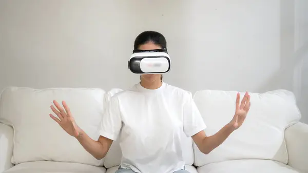 Jeune Femme Utilisant Réalité Virtuelle Masque Maison Pour Vivre Expérience — Photo