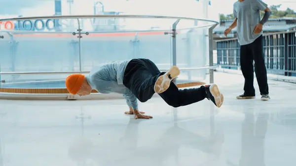 Hipster Doet Breakdance Terwijl Vriend Hem Aanmoedigt Het Winkelcentrum Diverse — Stockfoto