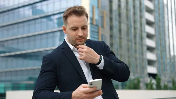 Uomo Affari Esperto Utilizzando Telefono Chattare Con Squadra Mentre Piedi — Foto Stock