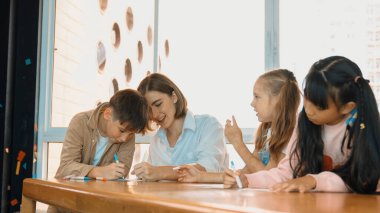 Çizim kitabında işaret kullanarak çeşitli öğrencilerin ve zeki öğretmen çizimlerinin panorama çekimi. Sanat dersinde çizim kitabını kullanarak çok kültürlü bir öğrenci. Rahatlama. Etkinlik.