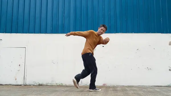 Hispanic Man Strek Armen Dans Straat Dansen Voor Muur Motion — Stockfoto