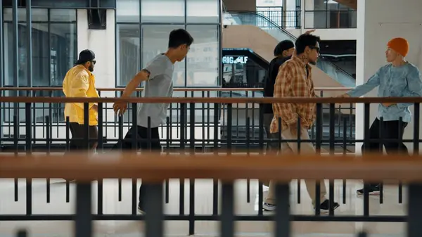 Multikulturell Hipster Grupp Promenader Medan Dansar Modern Korridor Attraktiv Break — Stockfoto