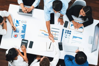 Üst düzey ofis çalışanları stratejik iş pazarlama toplantısı üzerine anlaşma yaptıktan sonra el sıkışıyor. Takım çalışması ve olumlu tutum verimli ve destekleyici bir iş yeri yaratır. Tedbirli
