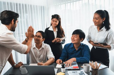 Çeşitli ofis çalışanlarından oluşan bir grup, stratejik iş pazarlama planlaması konusunda anlaşma yaptıktan sonra beşlik çaktı. Takım çalışması ve olumlu tutum verimli ve destekleyici bir iş yeri yaratır. Tedbirli