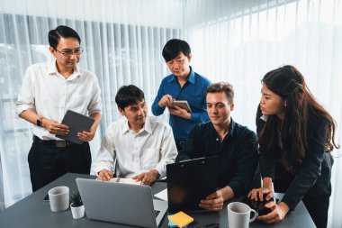 Bir grup farklı ofis çalışanı şirket ofis odasında stratejik iş pazarlama planlamasında birlikte çalışıyor. İş yeri konseptinde pozitif takım çalışması. Tedbirli