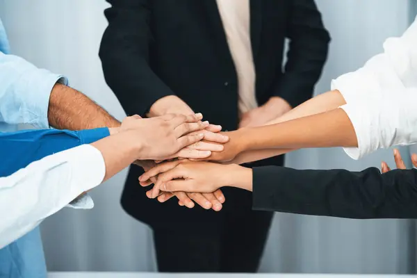 Gruppe Verschiedener Büroangestellter Vereint Hand Hand Büroraum Symbolisieren Geschäftliche Synergien — Stockfoto