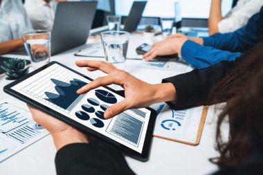 Analist ekibi finansal verileri analiz etmek için BI Fintech ekran tableti kullanıyor. İş adamları BI yazılım teknolojisi torpido gücünün ticari pazarlama planlamasında kullanılacak gücü analiz ediyor. Tedbirli