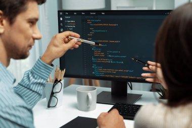 İki ekran ekranında yaratıcı web sitesi planlama yazılımını tartışan yetenekli geliştiriciler programı arka görüş konseptiyle ofiste tasarımı analiz eden tam yığın veri. Varsayım.
