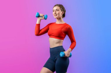 Vücut geliştirme egzersizi olarak izole edilmiş arka planda duran vücut geliştirme egzersizi olarak ağırlık kaldırmak için halterli atletik ve sportif bir kadın. Sağlıklı aktif ve vücut bakımı yaşam tarzı