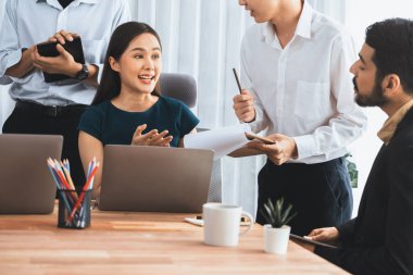 Profesyonel Asyalı çalışanlar, şirket ofisinde takım olarak çalışarak iş planları ve bilgisayarla başarılı olmak için verileri tartışırlar. Modern ofis çalışanı takım çalışması konsepti. Uyum