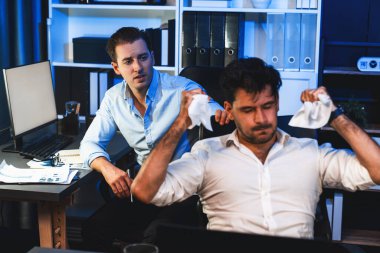 Son teslim tarihi için yüzü korkuyla oturan meslektaşlar gece vakti kağıt yırtıyorlar. Beklenmedik kazanç elde etmenin bedeli. Sakin duygularla destekleyen bir adam. Satılabilir.