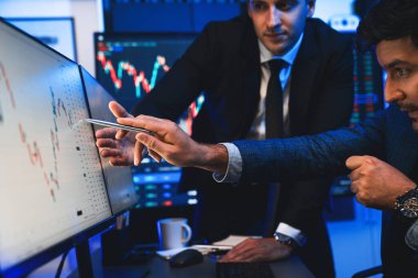 İki yatırımcı ilginç piyasa hisselerini tartışıyor ve monitöre doğrultuyor. Neon ışıklı işyeri seçmeyi planlama amaçlı dinamik ekonomik yatırım teknolojisinin eğilimi. Satılabilir.