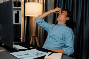 Dinamik veritabanı pazarlama analizi ile PC ekranındaki iş paragrafını araştıran stresli finansal analistin gece vakti modern ev ofisinde aylık rapor hazırlamasını düşünüyorum. Bireysel.