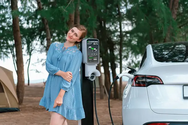 Tatil Tatili Plaj Kampına Elektrikli Arabayla Seyahat Genç Kadın Yeşil — Stok fotoğraf