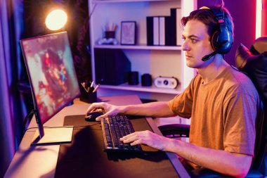 Sunucu kanalı bilgisayar ekranında muptiplayer 'larla Moba' yı oynayan ya da savaş alanında yalnız olan akıllı oyun flaması odaklı. Esport neon dijital ışık odasından canlı yayın yapıyor. Bireysel.