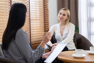 Psikolojik konsültasyon zihinsel problemde iyileşme kaydediyor. Terapi seansında mutlu genç bayan hasta iyileşiyor. Psikiyatrist de akıl hastalığı teşhisi koyuyor. Blithe