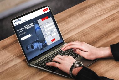 Online uçuş rezervasyon sitesi mod rezervasyon sistemi sağlar. Seyahat teknolojisi kavramı .