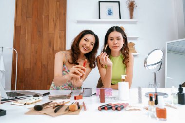 Asyalı Kadın Etkilenen Vlog 'ta canlı yayın yapan videolar sosyal medya ya da blog' un çoğunu oluşturuyor. Kozmetik stüdyosu ışıklandırmalı mutlu genç kız çevrimiçi pazarlama oturumu yayını için.