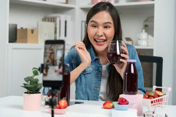 Sonriente Joven Hermosa Asiática Revisando Sabrosas Bebidas Mixtas Desintoxicación Fresa —  Fotos de Stock