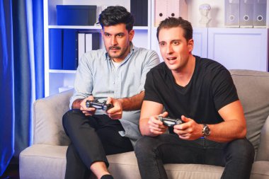 Kazanan ve kaybeden arkadaş oyuncular televizyonda video oyunu oynuyorlar. Stüdyo odasında neon mavi ışıklı joystickler kullanıyorlar. Memlekette rahat bir yaşam ve neşeli bir dövüş kazananı. Satılabilir.