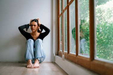 Depresyondaki zihinsel sağlık sorunu olan genç Asyalı kadın aşırı düşünme yorgunluğu, yıkıcı düşünce, asosyal, kaygı ve diğer akıl sağlığı bozukluklarından en yüksek tedaviye ihtiyaç duyuyor. .
