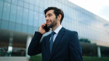 Bulanık bir geçmişle şehir merkezinde yürürken telefon eden yetenekli Kafkas proje yöneticisi. Profesyonel işadamı buluşma yerine giderken saati kontrol ediyor. Yoğun saatler. Sevinçli..