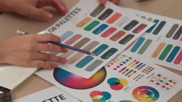 Primer Plano Mano Dos Brainstorming Diseñador Elegir Color Para Trabajo — Vídeos de Stock