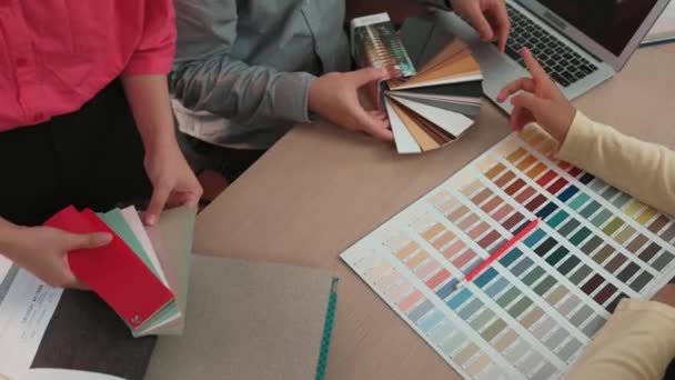 专业建筑师和室内设计师的慢动作手部特写 在客户的监督和监督下 从彩色调色板上呈现材料和色彩 用于室内设计 — 图库视频影像
