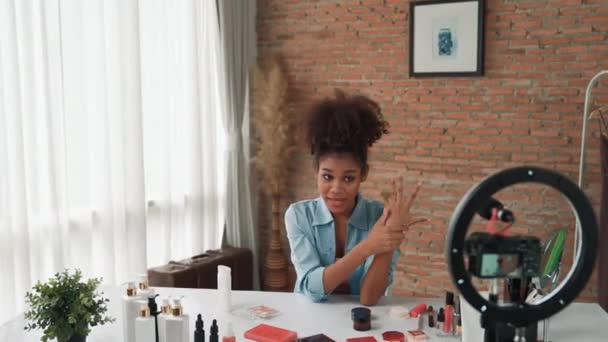 Frauen Influencer Schießen Live Streaming Vlog Video Review Hautpflege Für — Stockvideo