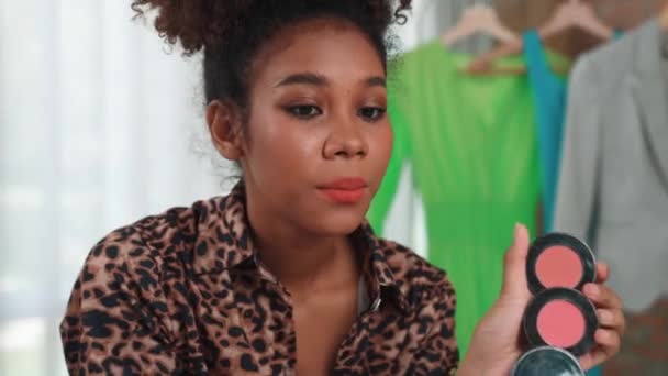 Mujer Influencer Disparar Transmisión Vivo Vlog Revisión Vídeo Maquillaje Crucial — Vídeos de Stock