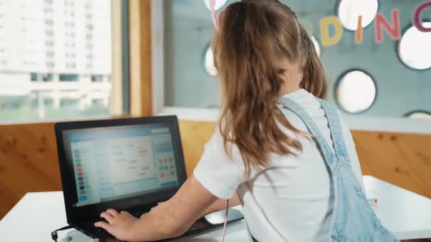 Gülümseyen Kız Program Sistemi Stem Teknoloji Eğitiminde Kodlama Programı Laptop — Stok video