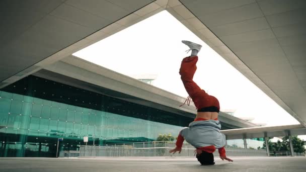 Asiático Hipster Bonito Executar Dança Energética Enquanto Ouvir Música Hip — Vídeo de Stock