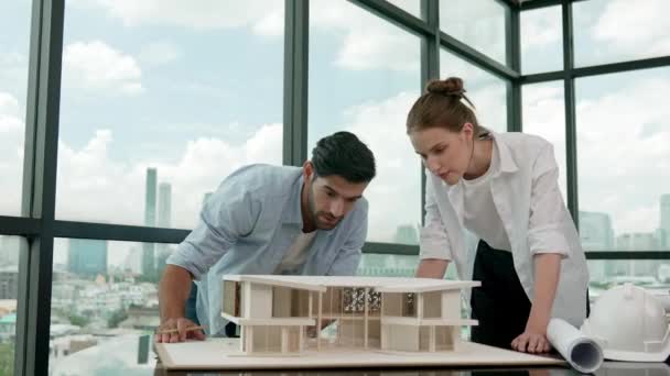 熟练的项目管理人员使用铅笔指向建筑模型 同时专业的协作人员检查房屋模型 建筑师工程师团队合作来确定模型 小道消息 — 图库视频影像