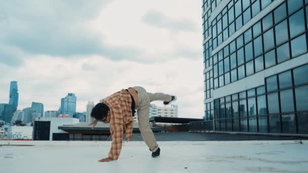 Mutlu Spanyol Dansçı Bina Yakınlarında Günlük Kıyafet Break Dans Giyer — Stok video
