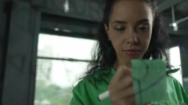 Genç İspanyol çalışanlar renkli yapışkan notlar yazıyorlar. Akıllı iş kadını pazarlama fikrini, beyin fırtınası stratejisini, iş planını paylaşıyor. Proje yöneticisi zihin haritası çiziyor. - Yakın çekim. Yönlendirici.